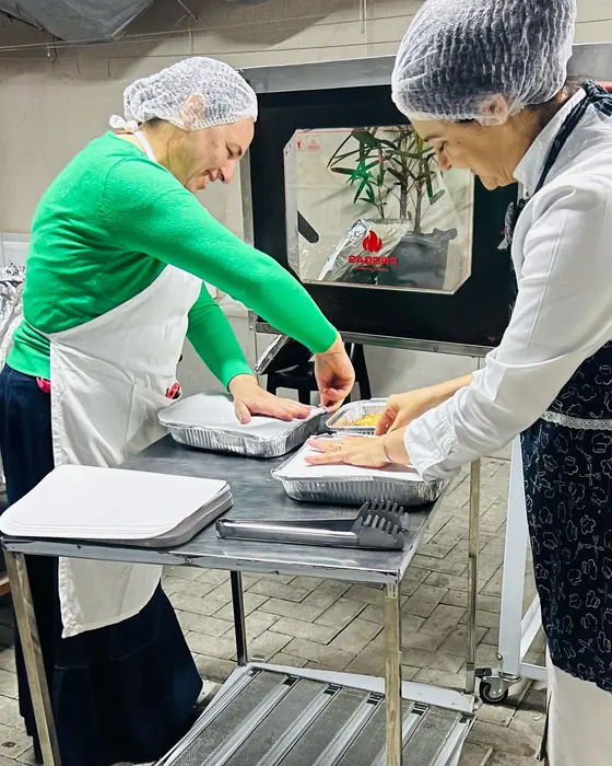 Preparo do salmão a quatro mãos, na cozinha do evento
