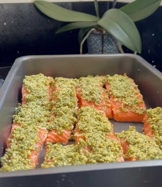 Bandejas de salmão em crosta de ervas preparadas para evento