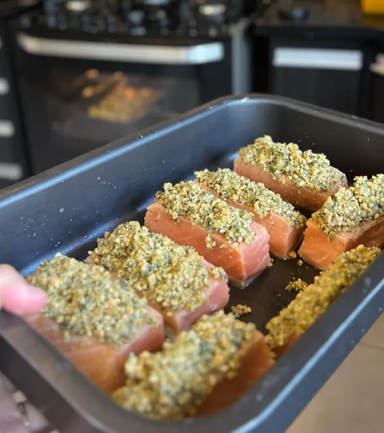 Formas com o salmão em crosta de ervas prontas para assar