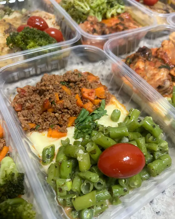 Refeição com frango e legumes montada em pote