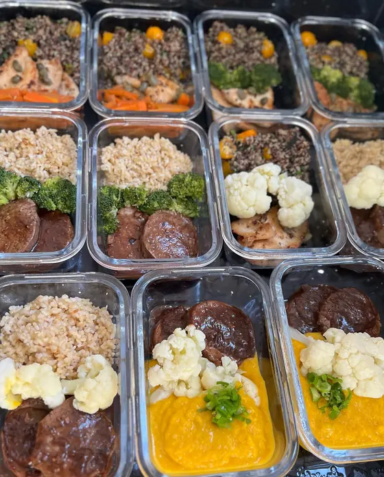 Refeições porcionadas com arroz, legumes e proteína