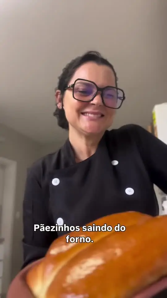 Elisabete tirando pãezinhos do forno em um atendimento de pós-parto